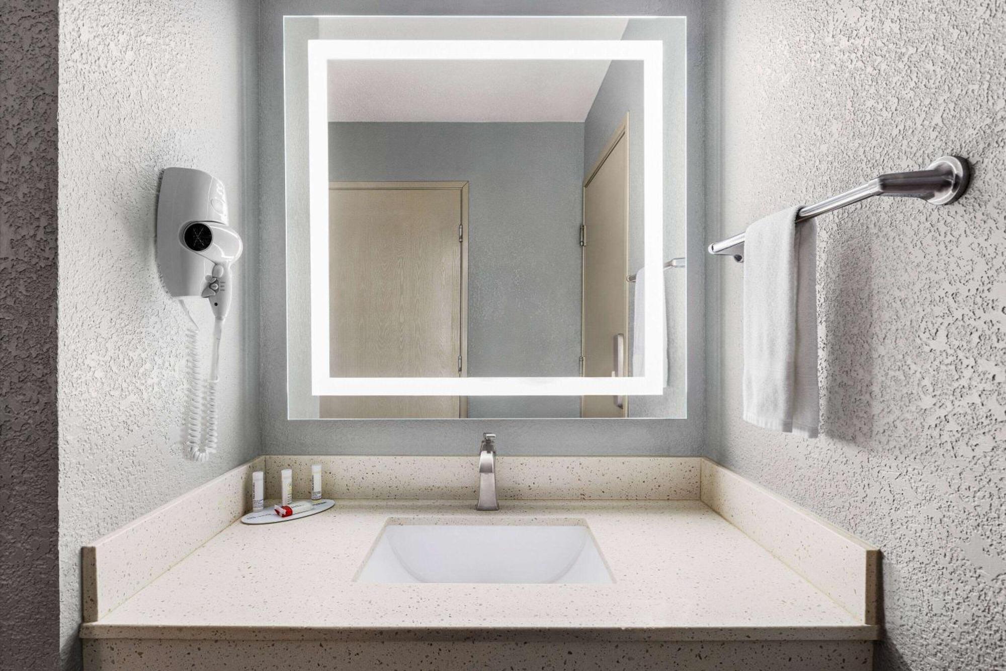 Americinn By Wyndham Williamsburg ภายนอก รูปภาพ