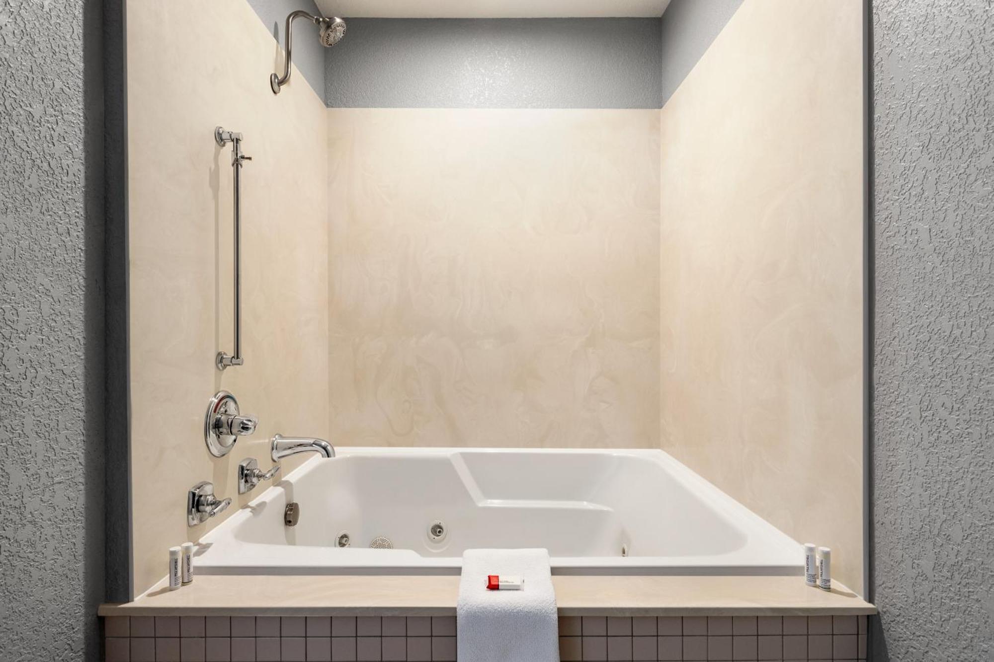 Americinn By Wyndham Williamsburg ภายนอก รูปภาพ